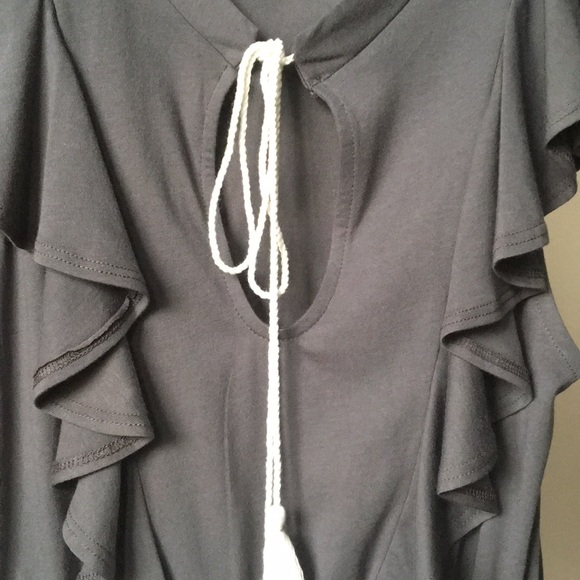✨NEW✨LAST 4✨Gray Ruffle Top - Picture 3 of 8